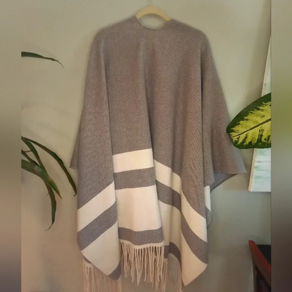 Sundance Western Gray White Striped Bohemian Luxe Classic Fringe Shawl Poncho L - Picture 5 of 6